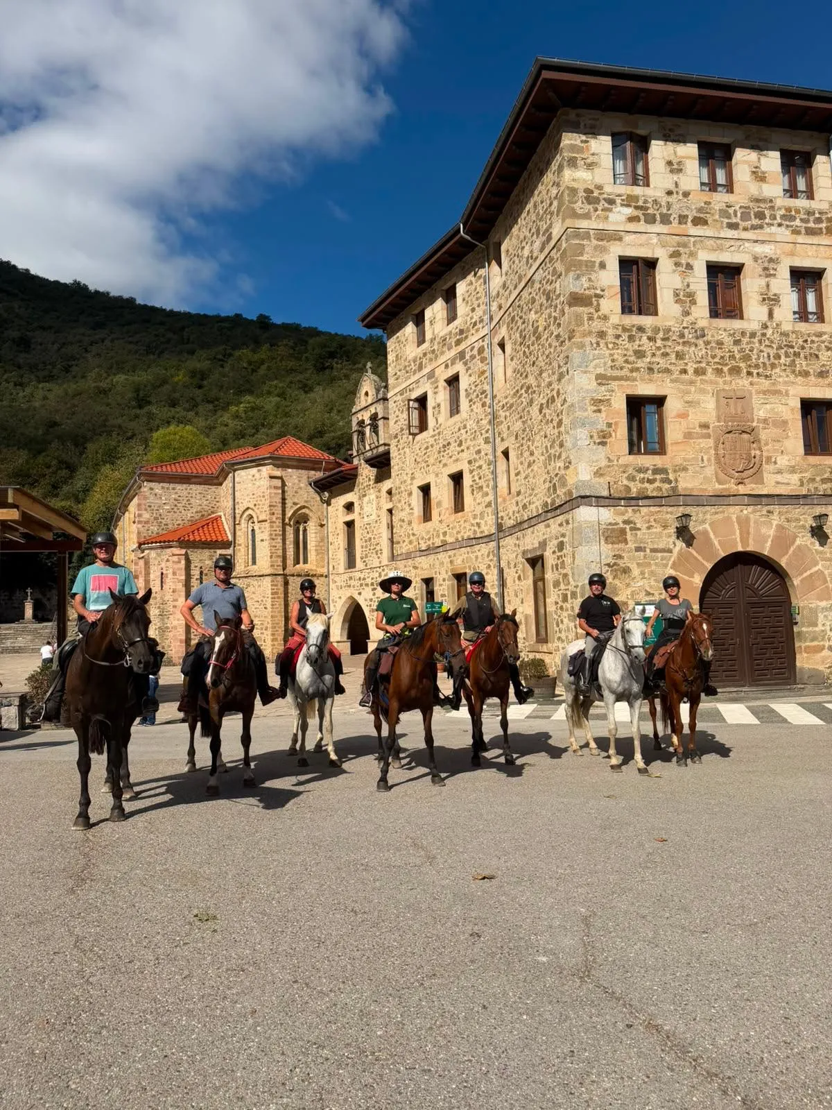 Grupo de jinetes ante el Monasterio de Santo Toribio de Liébana