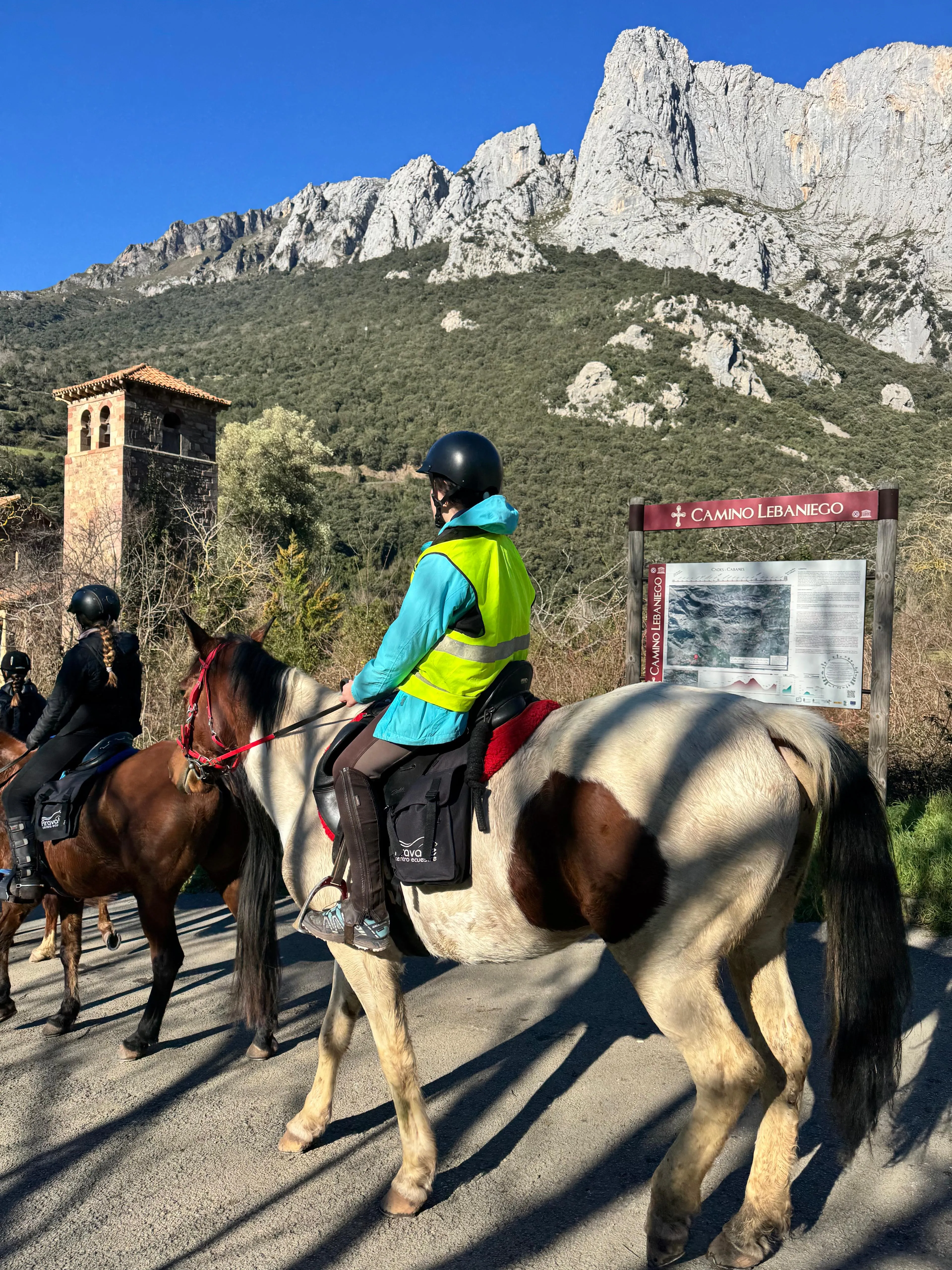 Inicio del Camino Lebaniego a caballo con el cartel oficial