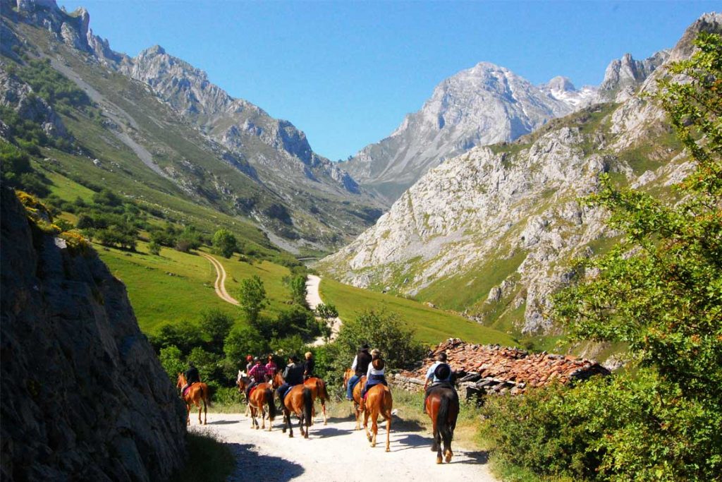 rutas a caballo en los picos de europa